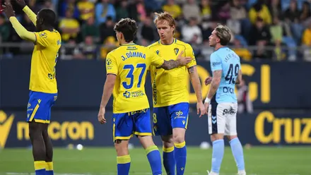 El capitán Álex Fernández con gesto serio en el choque ante la UD Las Palmas