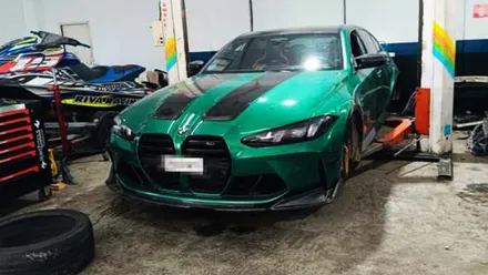 Coche deportivo en color verde y negro.