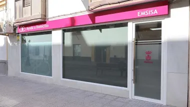 Puertas de EMSISA Chiclana con marquesina rosa.