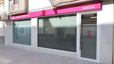 Puertas de EMSISA Chiclana con marquesina rosa.