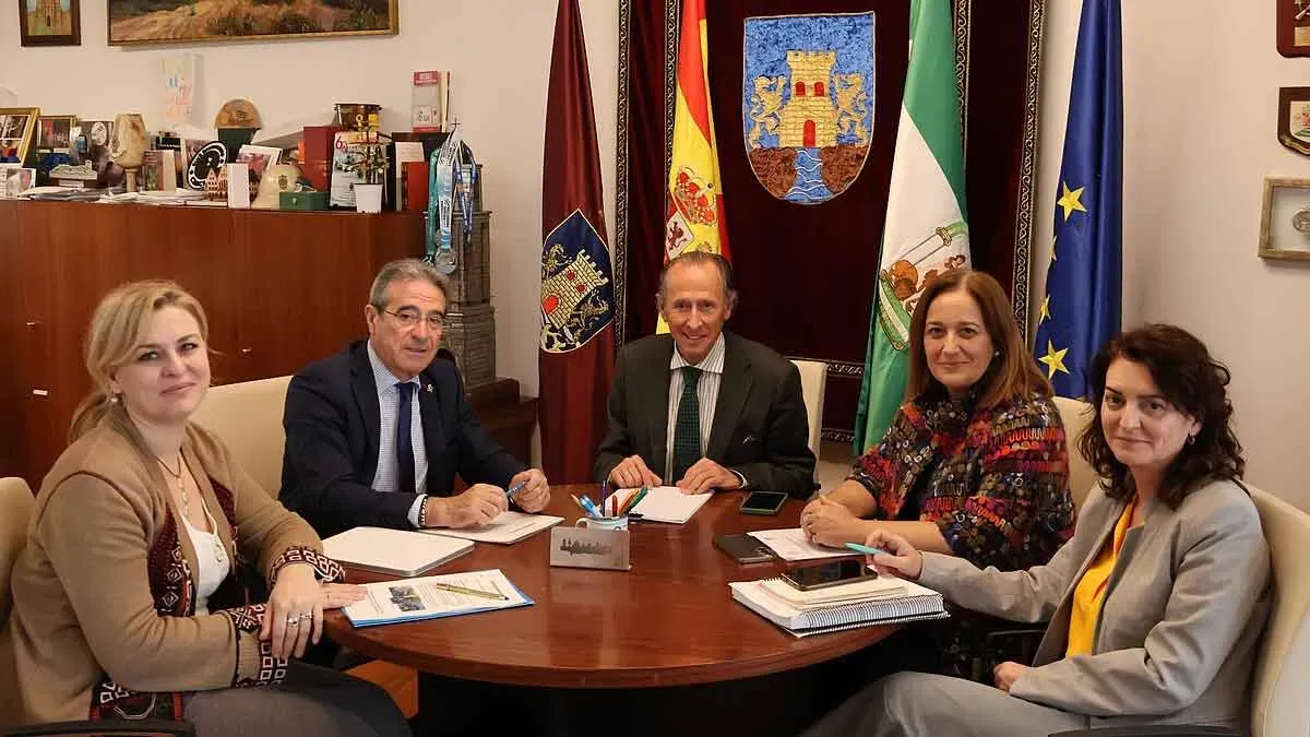 El alcalde de Chiclana, José María Román, y el presidente del Colegio de Enfermería de Cádiz, Rafael Campos, se han reunido esta semana coincidiendo con el Día Mundial de la Salud.