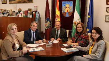 El alcalde de Chiclana, José María Román, y el presidente del Colegio de Enfermería de Cádiz, Rafael Campos, se han reunido esta semana coincidiendo con el Día Mundial de la Salud.