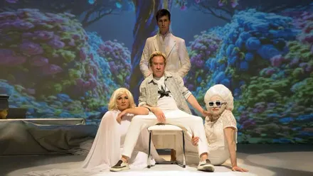 Actores en la obra de Santiago Escalante, predomina el color blanco y tonos claros.