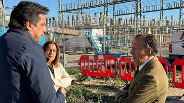 El alcalde de Chiclana, José María Román, conversa sobre la instalación eléctrica.