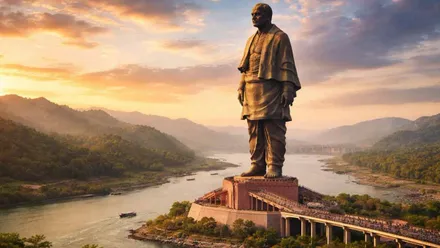 Vista en Gujarat de la estatua más grande del mundo junto a un río.