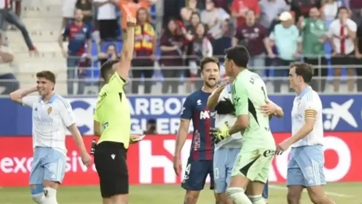 El árbitro Dámaso Arcediano Monescillo expulsa al meta del Zaragoza Andrada