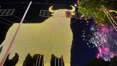 Toro de Osborne en leds en la Feria de El Puerto.