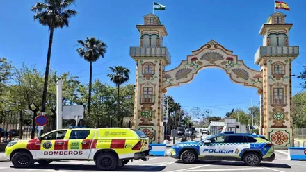 Montaje de la Portada de la Feria de Chipiona.