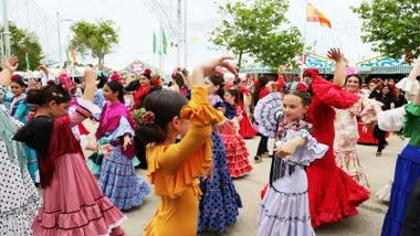 Mujeres y niñas bailando en la Feria de Primavera de Rota.