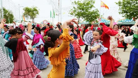 Mujeres y niñas bailando en la Feria de Primavera de Rota.