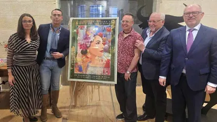 Posado de las autoridades y organizadores junto al cartel de la Feria de la Primavera de EL Puerto.