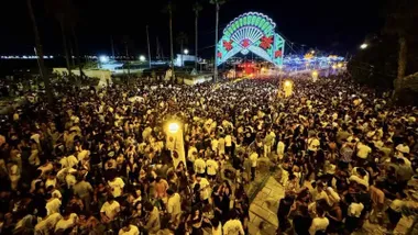 Recinto ferial con asistencia masiva de personas.