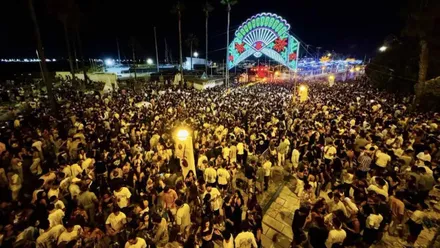 Recinto ferial con asistencia masiva de personas.