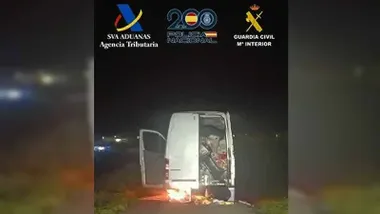 Furgoneta blanca cargada con garrafas de gasolina dedicadas al petaqueo.