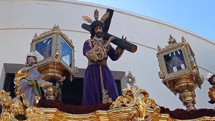 Paso del Gran Poder saliendo en San Fernando, luce túnica morada y cíngulo dorado.