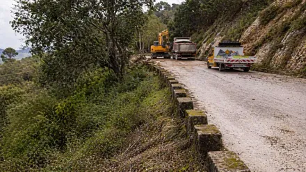 Máquinas trabajando en una carretera de Grazalema.