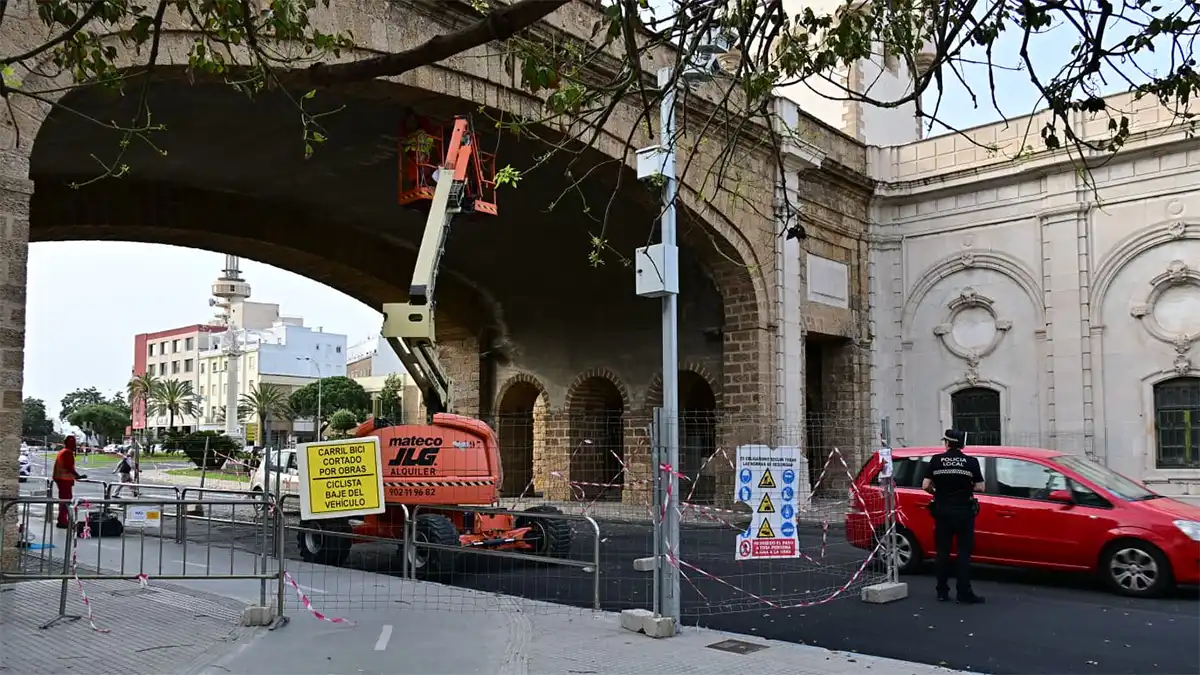 Los trabajos en los de la Puerta de Tierra llevan semanas llevándose a cabo y se sabía que podían afectar al tráfico: Foto: Eulogio García.