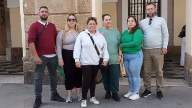 Un grupo de vendedores ambulantes se concentró este viernes a las puertas del Ayuntamiento. Foto: Eulogio García.