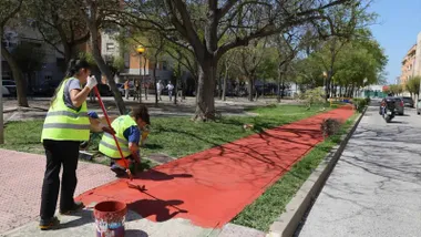 Operarios pintando un carril en el bulevar Virgen de Guadalupe de Rota.