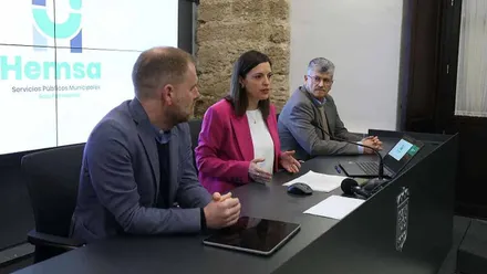Patricia Cavada, con chaqueta rosa y camiseta blanca, en un momento de su intervención en Hemsa.