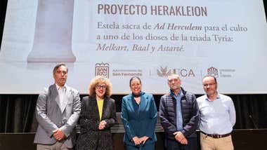 Posado con la alcaldesa dentro de las Jornadas celebradas en San Fernando sobre la investigación en torno a la búsqueda del templo de Hércules.