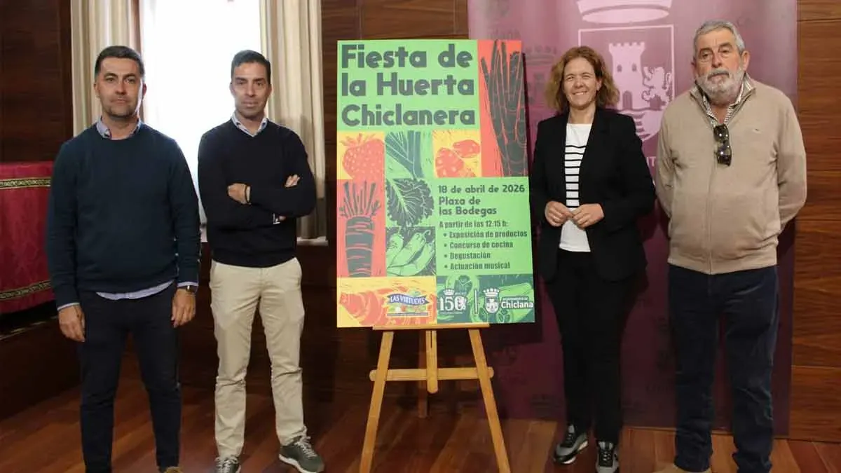 La delegada municipal de Fomento Económico, Manuela Pérez, quien ha comparecido en rueda de prensa junto al presidente de la Sociedad Cooperativa Nuestra Señora de las Virtudes, Bartolomé Ramírez.