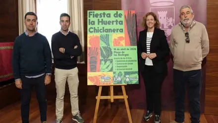 La delegada municipal de Fomento Económico, Manuela Pérez, quien ha comparecido en rueda de prensa junto al presidente de la Sociedad Cooperativa Nuestra Señora de las Virtudes, Bartolomé Ramírez.