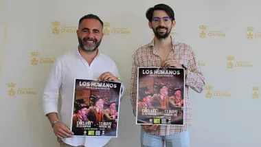 Mostrando en su manos el cartel de "Los Humanos" el delegado municipal de Fiestas, Fede Díaz, y el mayordomo de la Hermandad de San Juan Bautista, Nono Pacheco,