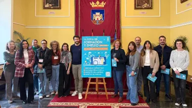 Manuela Pérez y los organizadores junto al cartel de la III Feria del Empleo en Chiclana.