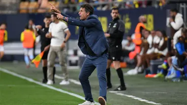 Idiakez dando instrucciones en la banda del JP Financial Estadio. Foto: C´çadiz CF.