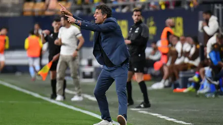 Idiakez dando instrucciones en la banda del JP Financial Estadio. Foto: C´çadiz CF.