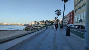 Imagen del Paseo Marítimo con cielo despejado