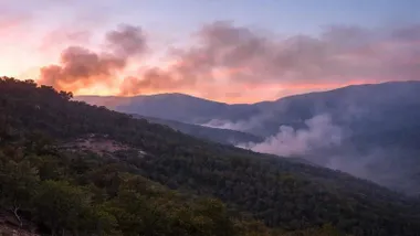 Montes con humo al alba en Media-Sidonia.
