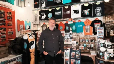 Javi Benítez posa en el lugar que ha usado parra tantas fotos optimistas. Esta vez es para la noticia del cierre de Tienda Museo De Cadi Cadi. Foto: José Luis Porquicho Prada.