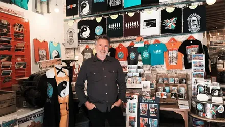 Javi Benítez posa en el lugar que ha usado parra tantas fotos optimistas. Esta vez es para la noticia del cierre de Tienda Museo De Cadi Cadi. Foto: José Luis Porquicho Prada.