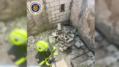 Bombero trabaja en la vivienda de Jerez con el techo colapsado.