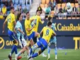 El Cádiz CF desaprovecha otra bala: mejora con Idiakez, pero sigue con el agua al cuello
