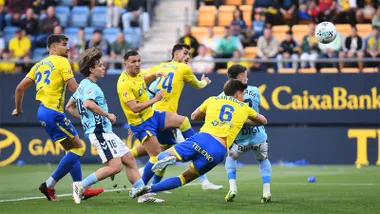 Joaquín González (dorsal 24) observa cómo su remate se convierte en el provisional 1-0 ante Las Palmas. Foto: Cádiz CF.