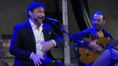 Cantando José Valencia junto a su guitarrista.