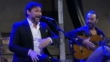 Cantando José Valencia junto a su guitarrista.