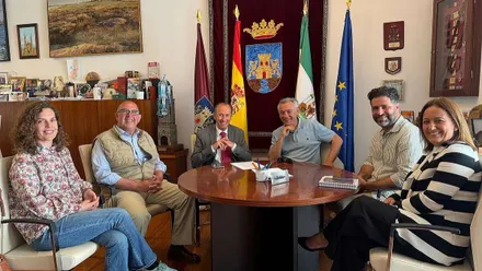 El alcalde José María Román junto a Federico Fernández, de la Plataforma Alianza Bahía Azul por la Restauración de la Marisma en la Bahía de Cádiz.