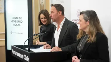 El cncejal José Manuel Cossi y las ediles Beatriz Gandullo y Maite González Negroto en la casi monocrómatica rueda de prensa tras la Junta de Gobierno Local.