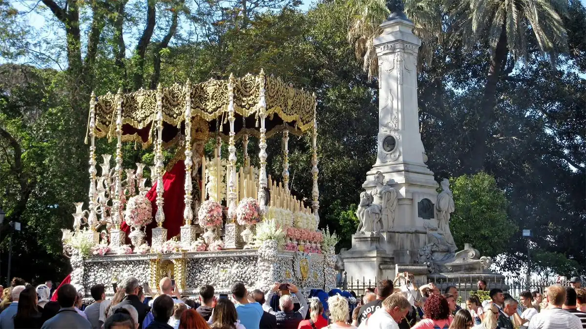 La imagen de la Virgen de la Victoria por la Alameda. Foto: Hermandad de la Expiración.