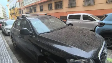 Un coche cubierto de barro en Cádiz tras las lluvias del martes, un fenómeno que podría repetirse en los próximos días por la presencia de calima. Foto: José Luis Porquicho Prada.