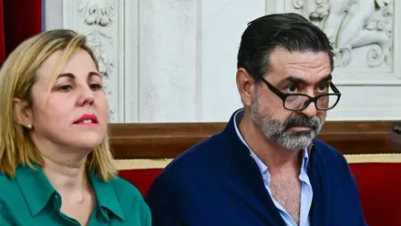 Concejala de Participación Ciudadana, Loli Pavón Aragón, y concejal de Movilidad, José Manuel Verdulla, durante un pleno en el Ayuntamiento de Cádiz.