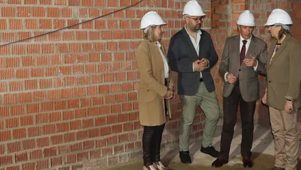 El alcalde de Chiclana, José María Román; el diputado del Área de Cooperación, Javier Bello, y la delegada territorial de Administración Local, Ana Bertón, han visitado las obras con cargo al Programa de Fomento del Empleo Agrario (PFEA), que se llevan a cabo en el local social de Los Gallos. Una visita en la que han estado acompañados de la delegada municipal de Mantenimiento Urbano, Mª Ángeles Martínez Rico.