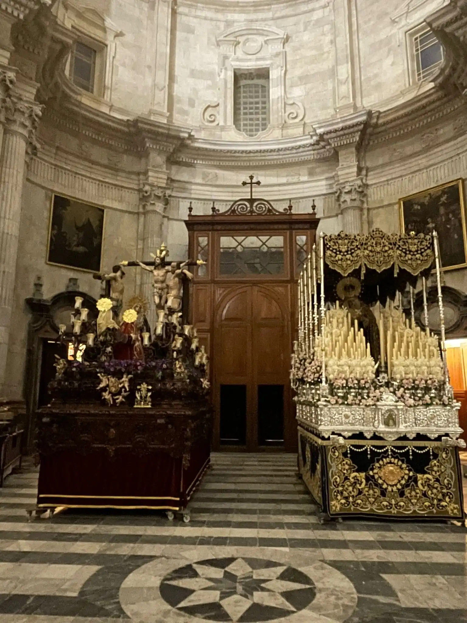 Los titulares de la hermandad del Perdón en la Catedral a la espera de su salida procesional 2026