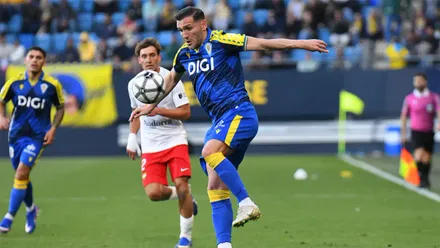 Lucas Pérez intenta un control ante el FC Andorra. Foto: Cádiz CF.