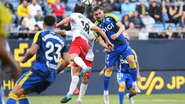 Lucas Pérez fue de lo más destacado del Cádiz CF en los minutos que jugó y tuvo esta gran ocasión de cabeza. Foto: Cádiz CF.
