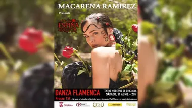 Macarena Ramírez en un cartel en un jardín con flores.